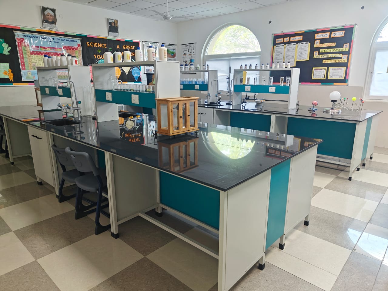 Chemistry Lab Furniture by I.S. LabCare Technologies